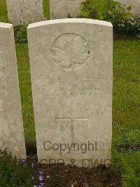 Etaples Military Cemetery - Newis, G W